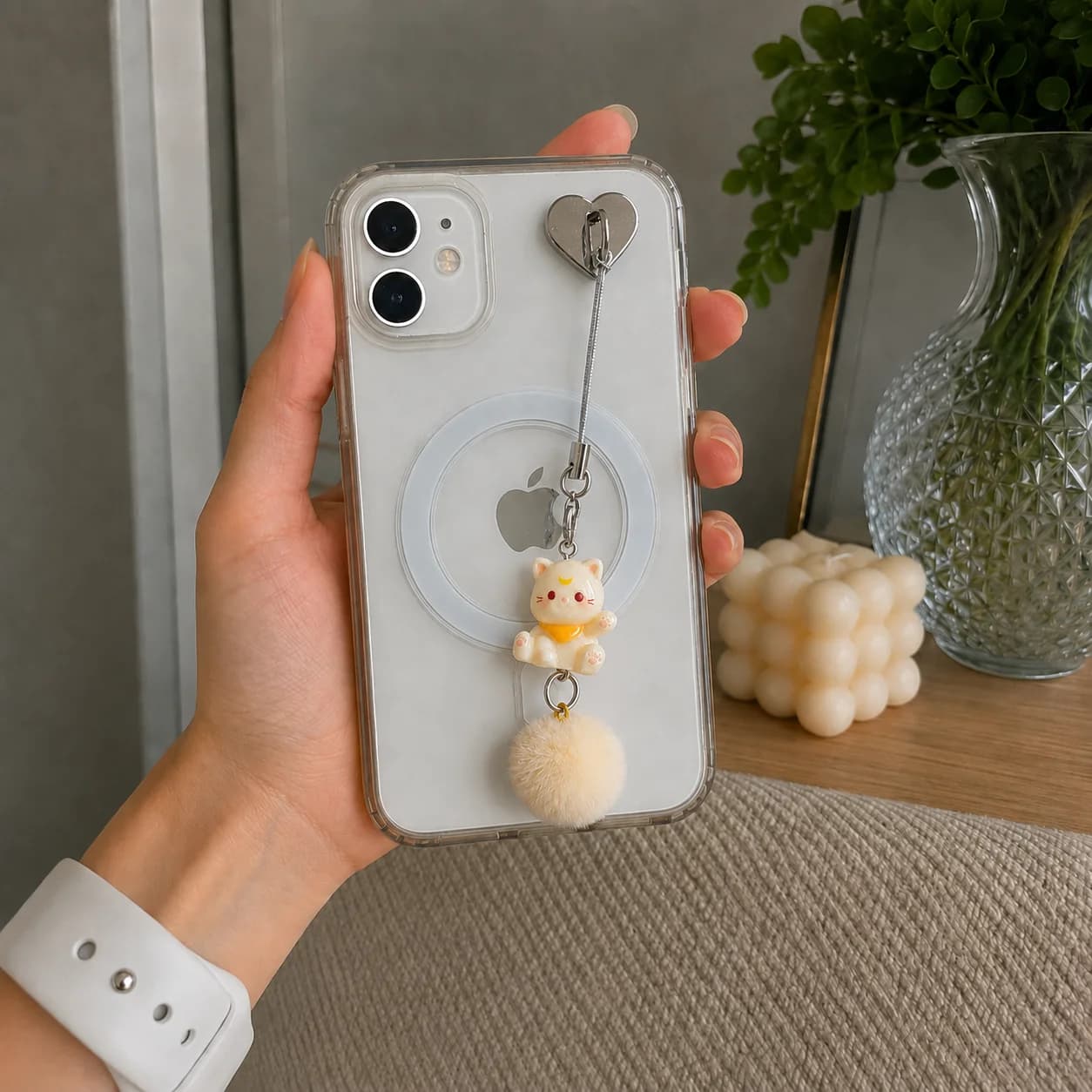 Mochi Bege pendurado em um celular