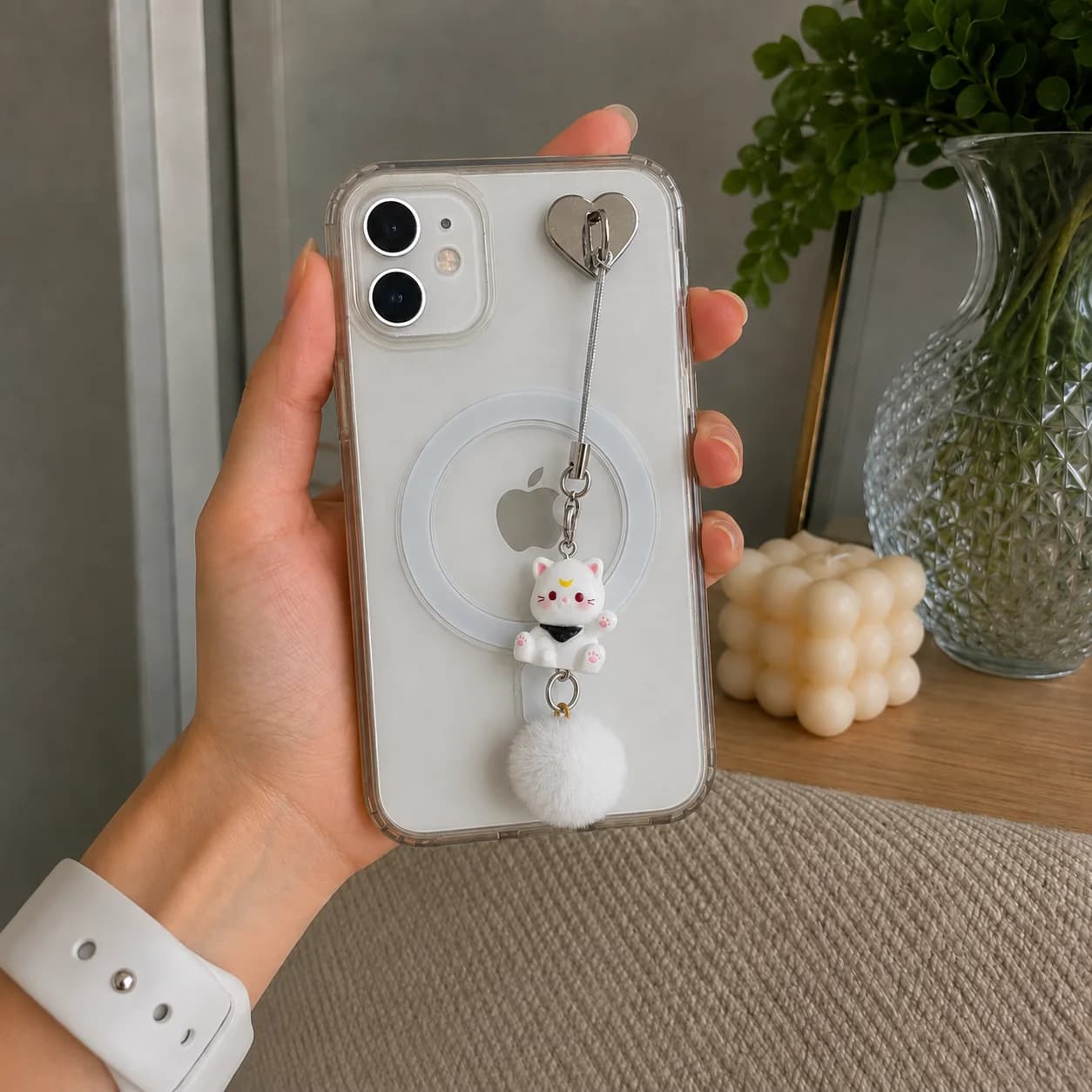 Yuki Branco pendurado em um celular