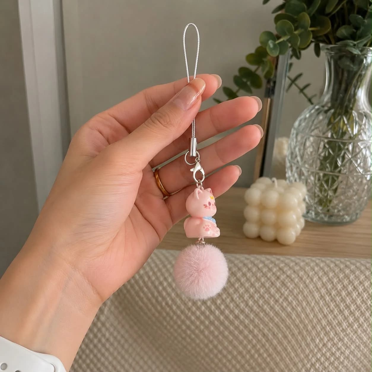 Detalhe do chaveiro Luna Rosa em uso