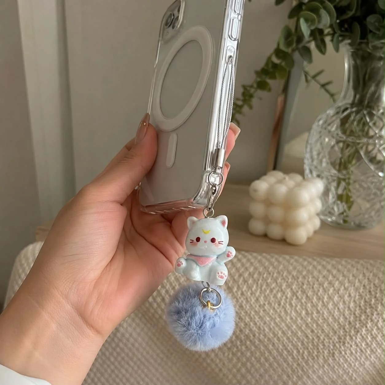 Chaveiro Nino Azul preso em capinha transparente de celular